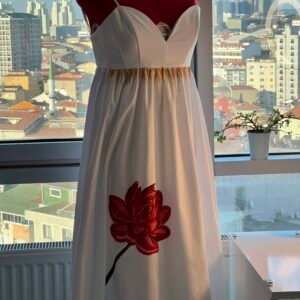 فستان ابيض مع وردة حمراء