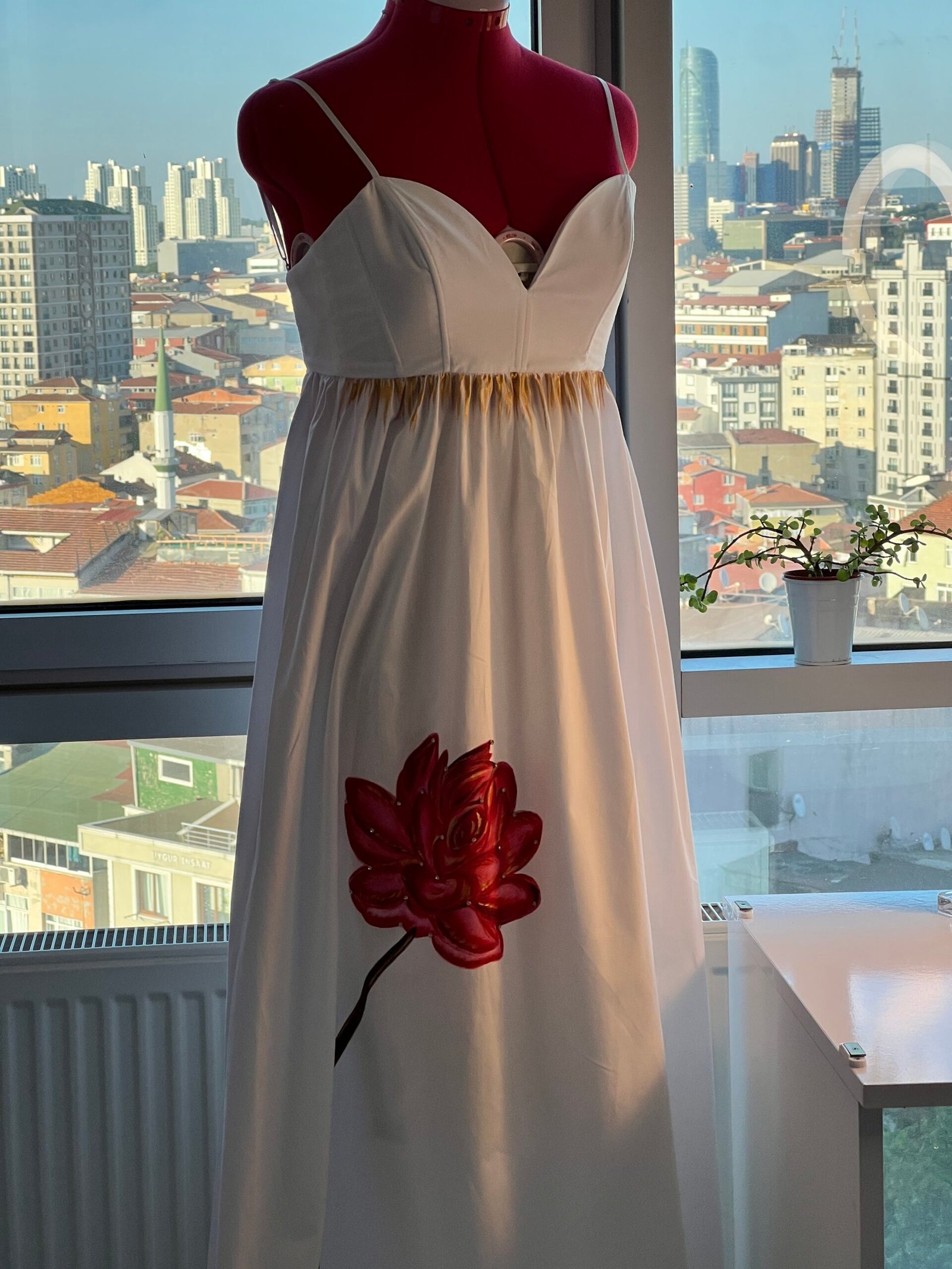 فستان ابيض مع وردة حمراء