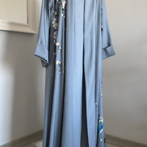 عباية رسمة ورود بيضاء